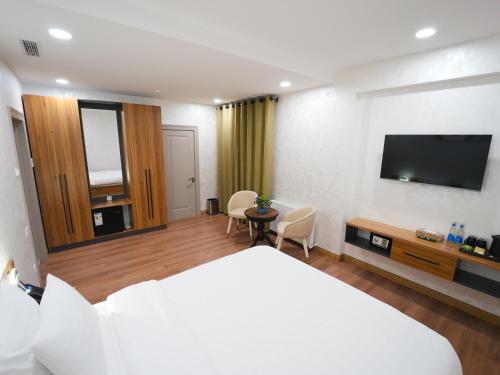 Μια τηλεόραση ή/και κέντρο ψυχαγωγίας στο City Tashkent Hotel&Spa Free Airport transport service by Avant