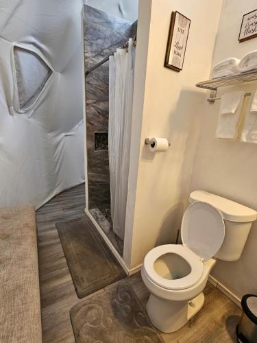 Un baño de The Glamp Inn