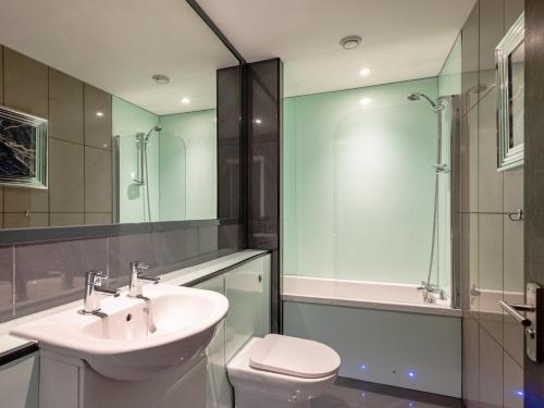 Ένα μπάνιο στο 9 Bed in Woolverstone 62352