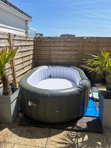 un grandlatablelatableificialificialificialificialificialificialificialificialificialificialificial dans l'établissement Maison a étages bord de mer, à Notre-Dame-de-Monts