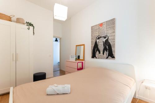 une chambre avec un grand lit dans une pièce dans l'établissement Colmar City Center - Belle Alsace 2 - BookingAlsace, à Colmar