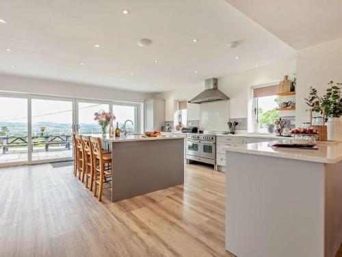Η κουζίνα ή μικρή κουζίνα στο 5 Bed in Ruthin 86009