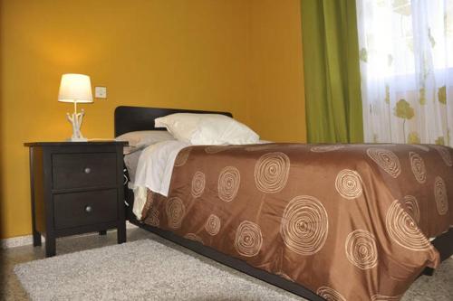 1 dormitorio con 1 cama y 1 mesa con lámpara en Apartamento Puerto, en Santa Cruz de Tenerife