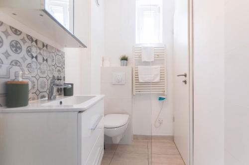 une salle de bain blanche avec toilettes et douche dans l'établissement Colmar Historic Center - BELLE ALSACE - Studio 1 Terrasse - BookingAlsace, à Colmar