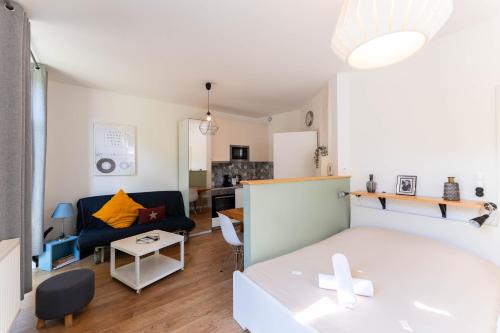 un salon avec un lit et un canapé dans l'établissement Colmar Historic Center - BELLE ALSACE - Studio 1 Terrasse - BookingAlsace, à Colmar