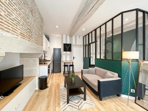 un salon avec un canapé et une table dans l'établissement La Perle Rennaise - Calme, Élégant, Cœur de Rennes, à Rennes