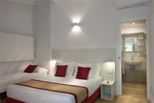 a hotel room with a large bed with red pillows at Primavilla Relais in Gaeta