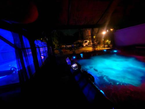 une piscine la nuit avec des lumières bleues dans l'établissement Gitedelatournelleauxerre, à Auxerre