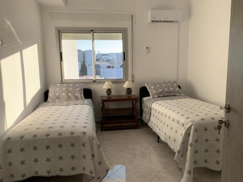 Ένα ή περισσότερα κρεβάτια σε δωμάτιο στο Moderno y céntrico en el corazón de Tetuán