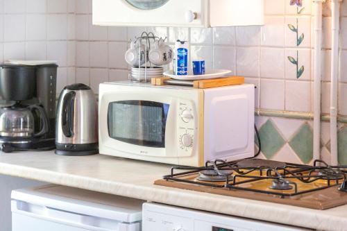 a microwave sitting on top of a kitchen counter at Gîte Ty Bihan in Rosporden