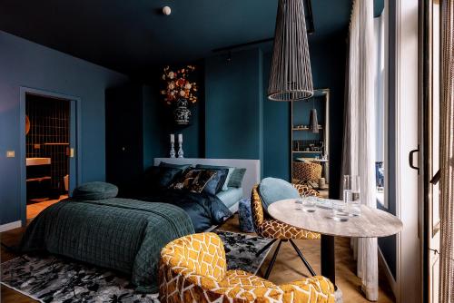 a living room with a bed and a table at Suites aan de Gracht Utrecht in Utrecht