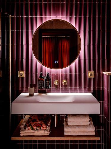 a bathroom with a sink and a mirror at Suites aan de Gracht Utrecht in Utrecht