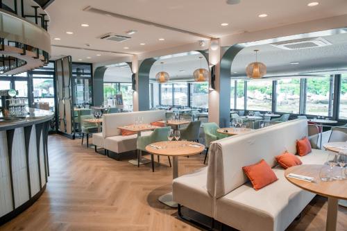 Posezení v ubytování Logis Hôtel Saint Guirec Et De La Plage