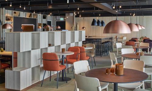 Un restaurante u otro lugar para comer en Scandic Backadal
