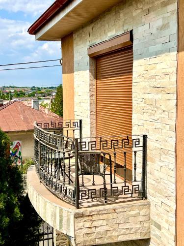 Balkoni atau teres di Casa Cristian 900 de metri pana la lac
