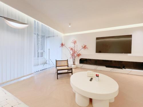 Μια τηλεόραση ή/και κέντρο ψυχαγωγίας στο ClOUD RESIDENCE-4BR-near the people square&xintiandi