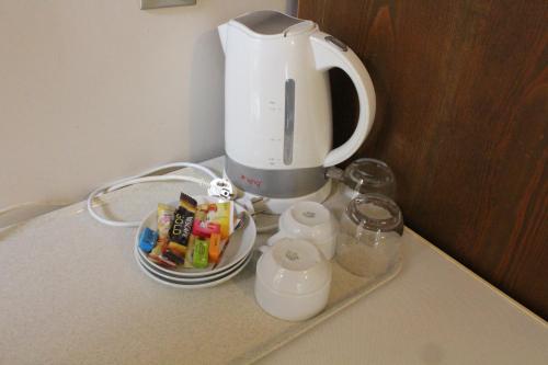 eine Kaffeemaschine auf einer Theke in der Unterkunft Nirvana Hotel in Göcek