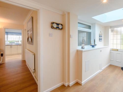 un pasillo de una casa con un reloj en la pared en 3 Bed in Freshwater 79039, en Freshwater