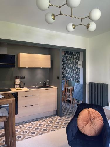 une cuisine avec un évier et un comptoir dans l'établissement L'Instant Cocon - by PRIM0 C0NCIERGERIE, à Beaumont