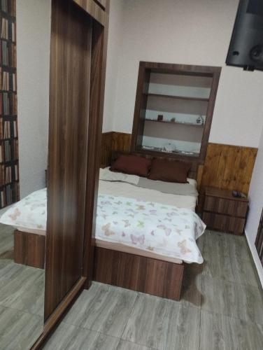 Ένα ή περισσότερα κρεβάτια σε δωμάτιο στο Hotel cozy tbilisi Georgia