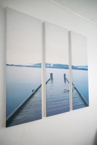 une peinture d'un quai sur une masse d'eau dans l'établissement Maison CALAIS centre ville L, à Calais