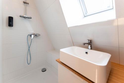 une salle de bain blanche avec un lavabo et une douche dans l'établissement Colmar Historic Center - BELLE ALSACE - Studio Duplex 6 - BookingAlsace, à Colmar
