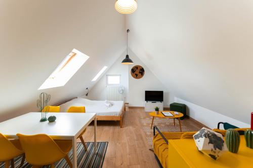 un salon avec un lit et un canapé dans l'établissement Colmar Historic Center - BELLE ALSACE - Studio Duplex 6 - BookingAlsace, à Colmar