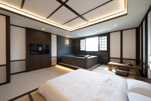 Ένα ή περισσότερα κρεβάτια σε δωμάτιο στο Yeosu Domar Hotel
