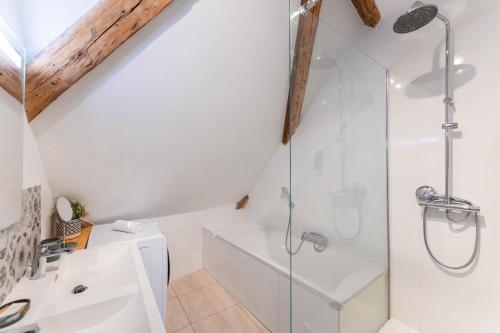 une salle de bain blanche avec une douche et un lavabo dans l'établissement Colmar Historic Center - BELLE ALSACE 5 - 4 étoiles, à Colmar