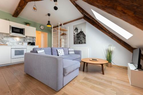 un salon avec un canapé et une table dans l'établissement Colmar Historic Center - BELLE ALSACE 5 - 4 étoiles, à Colmar