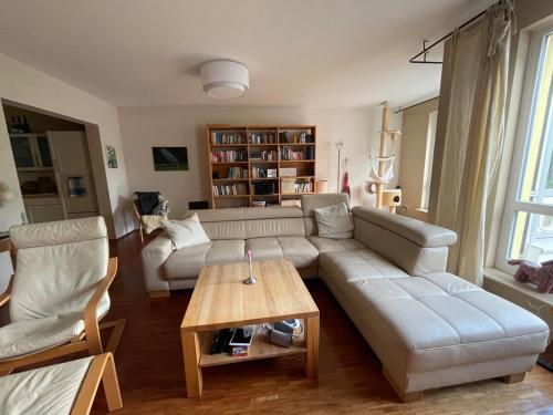 una sala de estar con un sofá y una mesa en Reihenhaus inmitten der Stadt, en Rostock