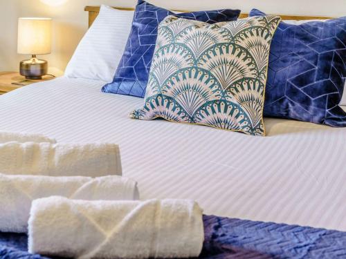 Ένα ή περισσότερα κρεβάτια σε δωμάτιο στο 2 Bed in Aberaeron 45333