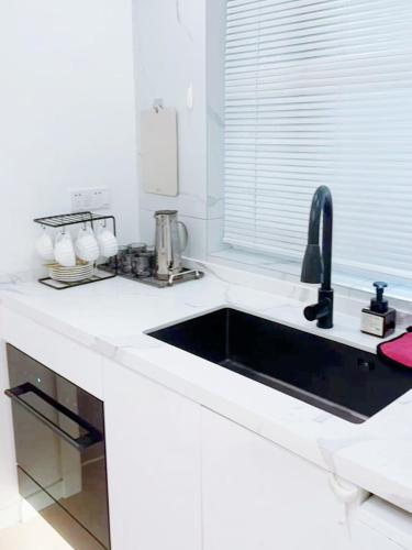 Η κουζίνα ή μικρή κουζίνα στο ClOUD RESIDENCE-4BR-near the people square&xintiandi