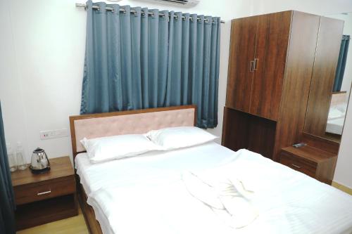 Postel nebo postele na pokoji v ubytování Aashhiana Guest House Entire 2BHK Service Apartments Kolkata