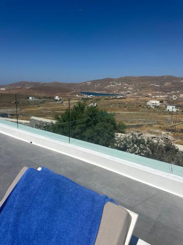 a blue blanket is sitting on top of a window at ENE’S Mýkonos in Klouvas