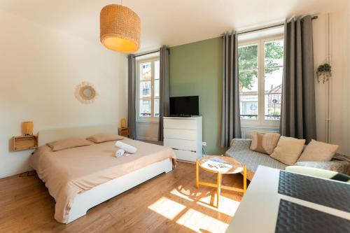 une chambre avec un lit et un salon dans l'établissement Colmar Historic Center - BELLE ALSACE - Studio 3 - BookingAlsace, à Colmar