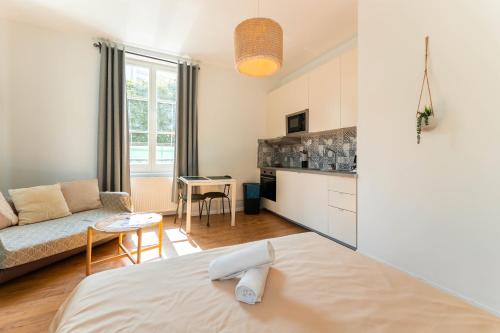 une chambre avec un lit et un salon dans l'établissement Colmar Historic Center - BELLE ALSACE - Studio 3 - BookingAlsace, à Colmar