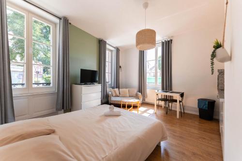 une chambre avec un lit et un salon dans l'établissement Colmar Historic Center - BELLE ALSACE - Studio 3 - BookingAlsace, à Colmar