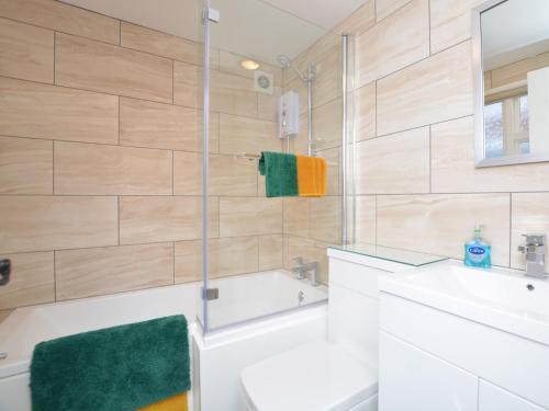 Et badeværelse på 2 Bed in Boston 90123