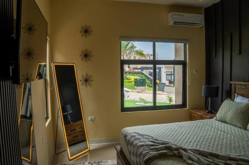 une chambre avec un lit et une fenêtre dans l'établissement The Luxe Escape Luxury Suite, à Stanmore Grove