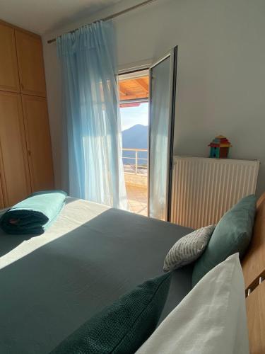 a bedroom with a bed with a view of the ocean at Hummingbird in Qeparo