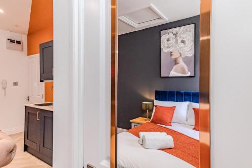 a bedroom with a bed and a mirror at First Avenue Apartments Stylish 2 & 3 Bed Flats in Central Hove in Brighton & Hove