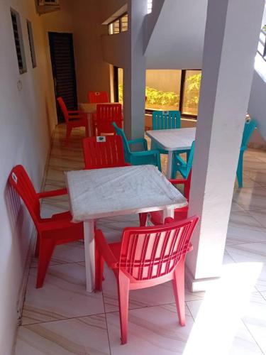 a group of tables and chairs and a table at Le Tounkaranké résidence ACI 2000 GREEN STUDIO autonome confortable climatisé full time installations solaires Eau chaude in Bamako