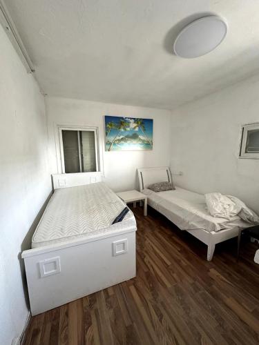 En eller flere senge i et værelse på Family apt on the beach