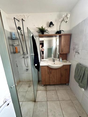 Et badeværelse på Family apt on the beach