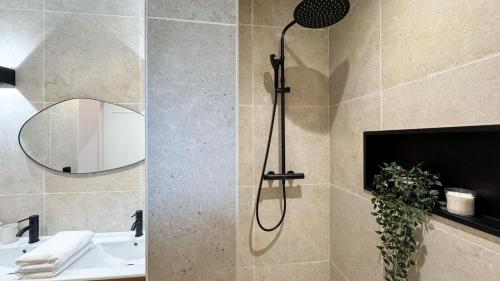 Koupelna v ubytování Maison Climatisée 5min Cité Terrasse et Parking AK