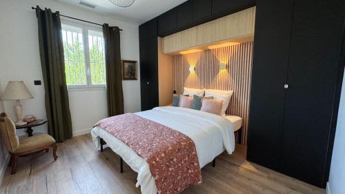 Postel nebo postele na pokoji v ubytování Maison Climatisée 5min Cité Terrasse et Parking AK