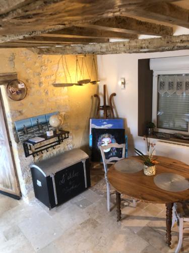 - un salon avec une table et une cuisinière dans l'établissement l'atelier de Sophie, à Longueville