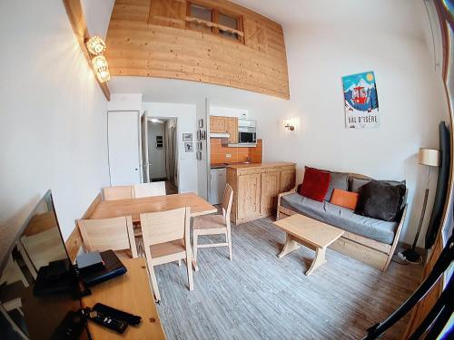 Confortable Studio + Mezzanine avec Balcon au Centre de Val d'Isère - 2/4 Personnes - FR-1-518-133