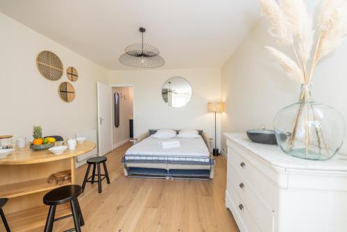 une chambre avec un lit, un bureau et une table dans l'établissement appartement 1ère ligne avec accès plage, à Palavas-les-Flots